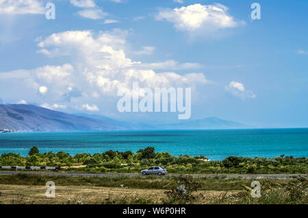 La route passant le long de la côte turquoise de la côte du lac Sevan, à 1900 mètres d'altitude au-dessus du niveau de la mer dans les montagnes de l'Arménie Banque D'Images