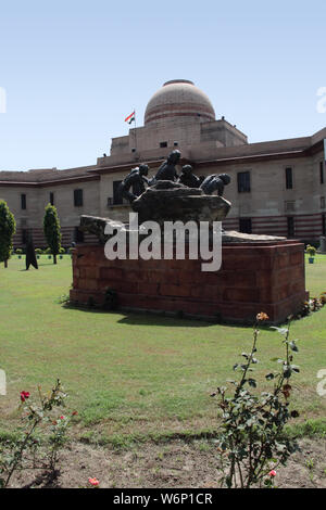 Statue dans le jardin d'un musée d'art représentant le travail d'équipe, Musée national, Janpath, New Delhi, Delhi, Inde Banque D'Images