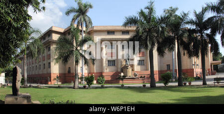 Palmiers devant un musée d'art, Musée national, Janpath, New Delhi, Delhi, Inde Banque D'Images