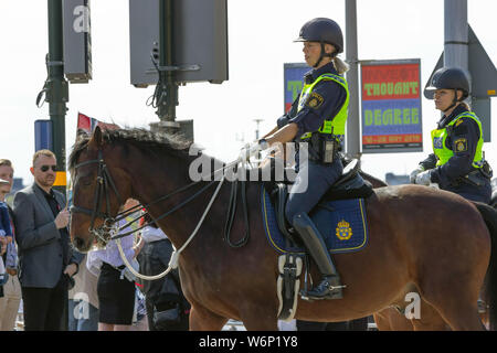 Les agents de police de Stockholm sur leurs chevaux, pendant la patrouille des Norways national patriotique annuel de célébration de la journée de l'indépendance. La Suède Banque D'Images
