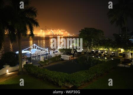 Les quais à conteneurs international de Cochin à Kochi (Cochin), Kerala, Inde. Photo prise de Brunton Boatyard Hotel. Banque D'Images