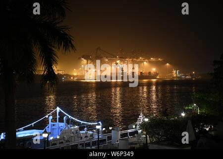 Les quais à conteneurs international de Cochin à Kochi (Cochin), Kerala, Inde. Photo prise de Brunton Boatyard Hotel. Banque D'Images