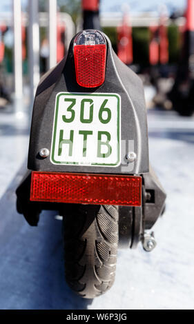 Hambourg, Allemagne. 23 juillet, 2019. L'autocollant d'assurance d'une pédale électrique scooter peut être vu sur l'arrière garde-boue. Photo : Markus Scholz/dpa/Alamy Live News Banque D'Images