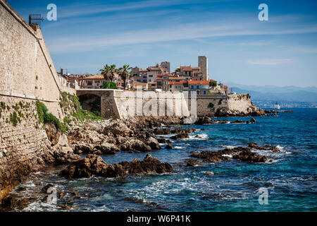 Vue sur la station balnéaire d'Antibes, sur la côte d'Azur en France. Banque D'Images