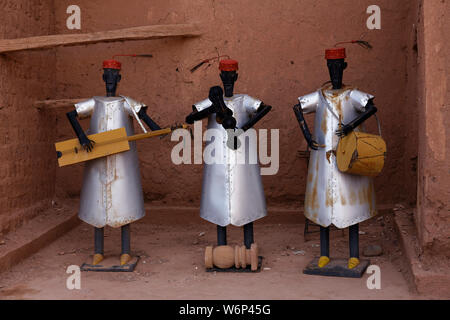 La Kasbah de Tifoultoute se trouve dans la province d'Ouarzazate, à huit kilomètres à l'ouest de la ville d'Ouarzazate. Trois petites statues de musiciens. Banque D'Images