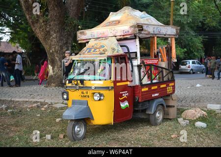 Indian 3 wheeler ice cream van. Se préparer pour la nouvelle année Day Parade à fort Kochi (Cochin), Kerala, Inde. Banque D'Images