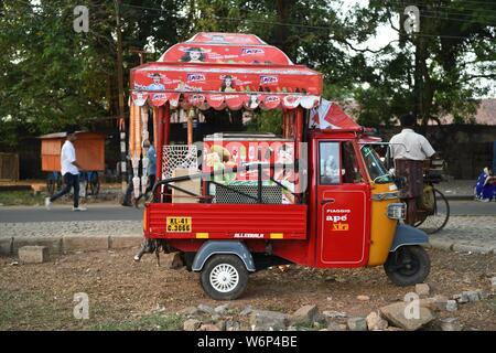 Indian 3 wheeler ice cream van. Se préparer pour la nouvelle année Day Parade à fort Kochi (Cochin), Kerala, Inde. Banque D'Images