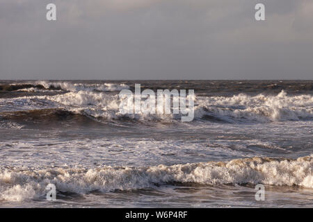 De grosses vagues à Westward Ho ! Plage en une mer avec des vents forts Banque D'Images