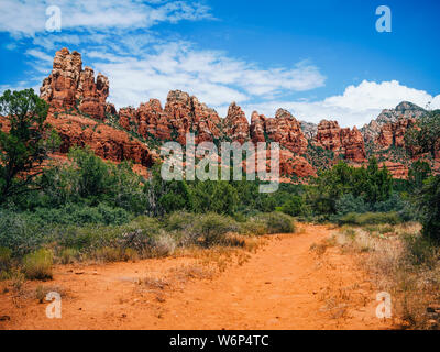 Vue d'une gamme de roches rouges de Sedona, Arizona y compris Snoopy Rock de Margs attirer sentier de randonnée. Banque D'Images