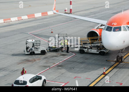 Autour de Budapest - Budapest - l'Aéroport International Liszt Ferenc Flight puisqu'ils viennent d'arriver, avec les passagers et les bagages d'être déchargé. Banque D'Images