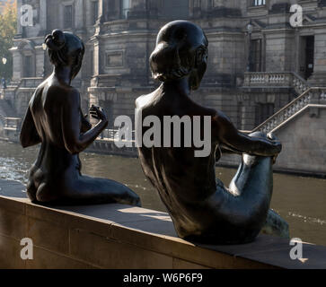 Deux des figures de la sculpture Drei Mädchen und ein Knabe par la Spree, Berlin, Allemagne Banque D'Images
