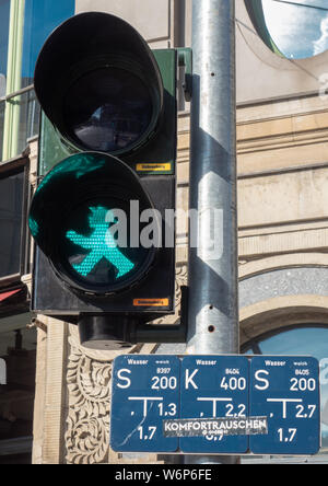 Ampelmann vert figure dans une lumière pédestre à Berlin, Allemagne Banque D'Images