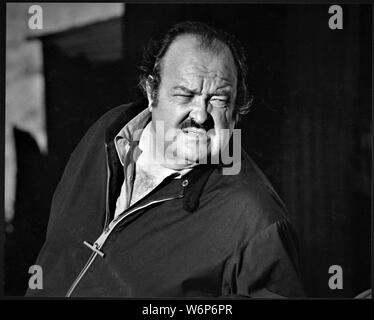 William Conrad (Septembre 27, 1920 - février 11, 1994) était un pilote de chasse de la Seconde Guerre mondiale, l'acteur, producteur et réalisateur dont la carrière s'étend sur cinq décennies dans la radio, le cinéma et la télévision, avec une pointe en popularité lorsqu'il a joué dans la série détective Cannon (1971-1976). Il a créé le rôle de Marshal Matt Dillon pour la série radiophonique Gunsmoke (1952-1961) et raconte l'aventure de la télévision de Rocky & Bullwinkle (1959-1964) et le fugitif (1963-1967). C'est tourné en Randsburgh California high desert pour 'Cannon' série TV. Banque D'Images