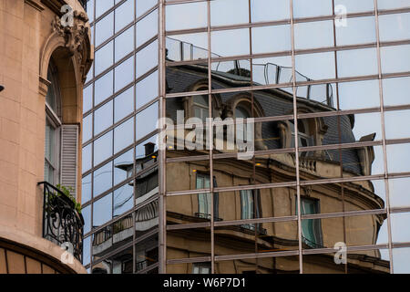 Réflexions d'un bâtiment de style français dans les fenêtres de l'immeuble de la chancellerie argentine à Buenos Aires. Banque D'Images
