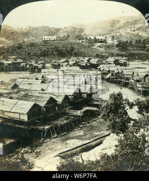 'Le Village de Ela-Varia, en Guinée", c1909. 'Une vue complète des maisons, construites sur des pieux'. Des maisons sur pilotis traditionnelles dans ce qui est aujourd'hui en Papouasie-Nouvelle-Guinée. L'un d'un ensemble d'stereocard vues par George Rose, en boîte comme "des études par le stéréoscope", pour s'afficher sur un stéréoscope Sun Sculpture faite par Underwood &AMP ; Underwood. [La Société Stéréophotogramme Rose, Melbourne, Sydney, Wellington &AMP ; Londres, c1909] Banque D'Images