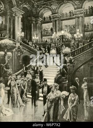 'L'Opéra de Paris", 1910. 'Le Grand escalier, qui fournit pour la société française, un substitut à la splendeur et l'éclat des cours royales." De "The Strand Magazine, un mensuel illustré", Volume XL - juillet à décembre 1910. [George Newnes Ltd, Londres, 1910] Banque D'Images