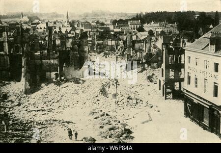 'Louvain après le bombardement allemand : une partie de la ville dévastée', c1914, C1920). La ville de Louvain en Belgique a été attaqué par les soldats allemands en août 1914, au début de la Première Guerre mondiale. 300 civils ont perdu la vie et la bibliothèque de l'université historique a été détruit. "De la Grande Guerre - une histoire" Volume I, édité par Frank UN Mumby. [Le Gresham Publishing Company Ltd, London, c1920] Banque D'Images