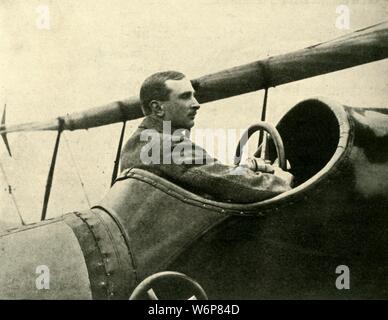 'Le capitaine C. H. Collet, R.N., D.S.O.', c1914, C1920). L'aviateur naval britannique Charles Herbert Collet (1888-1915) assis dans le cockpit d'un DFW Mars, un militaire allemand d'avions polyvalents, au cours de la Première Guerre mondiale. "De la Grande Guerre - une histoire" Volume I, édité par Frank UN Mumby. [Le Gresham Publishing Company Ltd, London, c1920] Banque D'Images