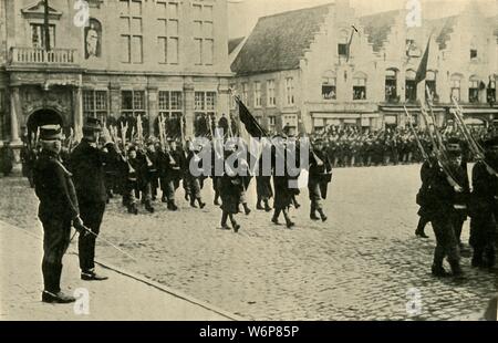 Albert Ier de Belgique revue des troupes, Première Guerre mondiale, 1914, c1920). "Héros de l'armée belge : le 75e Régiment marchant passé le Roi Albert avec leurs couleurs décoré de l'Ordre Royal Albert'. "De la Grande Guerre - une histoire" Volume I, édité par Frank UN Mumby. [Le Gresham Publishing Company Ltd, London, c1920] Banque D'Images