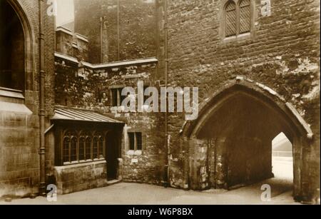 'Tour de Londres. Le Wakefield Tower', c1910. Vue d'une partie de la Tour de Londres - palais historique, prison, forteresse et armoury - qui date du 11e siècle. 'La Jewel House dans la tour Wakefield. L'État, des parures ou des bijoux ont été conservés ici depuis 1856. La couronne impériale est réglé avec 3000 diamants, perles, 300 et beaucoup d'autres pierres précieuses, tandis que le sceptre du roi a le 'Star' de l'Afrique, le plus grand diamant taillé du monde.' Les bijoux de la Couronne ont été ensuite déménager dans une chapelle dans le bloc de Waterloo (autrefois une caserne). Carte postale. [Raphael Tuck &AMP ; Fils] Banque D'Images