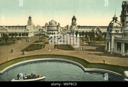 Cour des Arts, exposition de couronnement, Londres, 1911. L'exposition du Couronnement, à White City dans l'ouest de Londres, a eu lieu pour célébrer le couronnement du roi George V et Mary de Teck le 22 juin 1911. Carte postale. [Valentine &AMP ; Fils Ltd] Banque D'Images