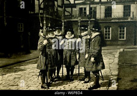 'Tour de Londres Gardiens Yeoman', c1920. La célèbre 'London Beefeaters' dans leur uniforme Tudor. La cérémonie de gardiens de la Tour de Londres, officiellement connu sous le nom de ses gardiens Yeomen (ou Sa Majesté) Palais royal et forteresse de la Tour de Londres, et les membres de la garde du corps du souverain de la Garde côtière canadienne Yeoman extraordinaire, populairement connu sous le nom de Beefeaters, sont responsables de s'occuper des prisonniers dans la tour, et pour la sauvegarde de la couronne britannique de bijoux. Carte postale. Banque D'Images