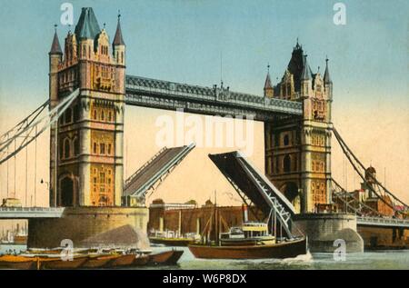 Tower Bridge, Londres, c1910. Vue sur le Tower Bridge avec bascules, ouverte et de la Tamise. La construction du pont a commencé en 1881 aux dessins et modèles par Sir Horace Jones et il a ouvert ses portes en 1894. Il a été conçu de manière à ce que la section centrale pourrait être soulevé pour permettre le passage des navires en provenance et à l'animation des quais de Londres. Carte postale. Banque D'Images