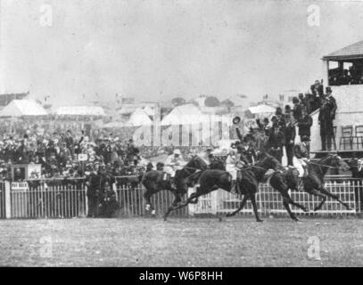 'Le Prince's Second Derby, 1900 : 'Diamond Jubilee' First Past the Post", (1901). Cheval de course pur-sang administré par le Prince de Galles gagnant le Derby à l'hippodrome d'Epsom à Surrey. Jubilé de diamant a été produites par son propriétaire, Prince Albert Edward (1841-1910), le futur roi Édouard VII. Il était née en 1897, l'année du Jubilé de diamant de la reine Victoria. "De l'Illustrated London News Record de la glorieuse époque de la reine Victoria 1837-1901 : la vie et l'accession du roi Édouard VII et la vie de la Reine Alexandra". [Londres, 1901] Banque D'Images