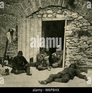 'Après la capture de Sedd-el-Bahr : prisonniers turcs dans la cour dans la forteresse, Première Guerre mondiale, 1915, c1920). Sedd el Bahr Kale, un château stratégique sur la péninsule de Gallipoli en Turquie, a été lourdement bombardée par les Britanniques en 1915. "De la Grande Guerre - une histoire" Volume III, édité par Frank UN Mumby. [Le Gresham Publishing Company Ltd, London, c1920] Banque D'Images