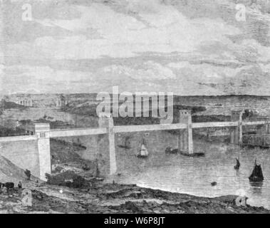 'Le Pont tubulaire Britannia à travers le détroit de Menai, 1850 : construite par Robert Stephenson', (1901). Vue sur le pont conçu par l'ingénieur Robert Stephenson (1803-1859). La construction a commencé en 1846 et le pont a été ouvert le 18 mars 1850. Il a été construit pour fournir les rames de la Chester et Holyhead Railway avec un passage à travers le détroit de Menai à partir de la terre ferme au Pays de Galles d'Anglesey. Le chemin de fer terminé à Holyhead, qui est devenu un port important pour les voyageurs à l'Irlande. Le Pont Suspendu de Menai, un pont routier conçu par Thomas Telford et achevé en 1826, peut être vu dans la distance. Banque D'Images