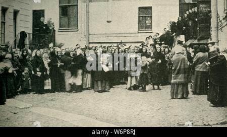 Les femmes des soldats russes en attente de nouvelles du front au cours de la grande retraite, Première Guerre mondiale, 1915, c1920). "Le la part des femmes en Russie". "De la Grande Guerre - une histoire" Volume IV, édité par Frank UN Mumby. [Le Gresham Publishing Company Ltd, London, c1920] Banque D'Images