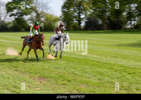 GODSTONE, Surrey/UK - 2 mai : course de point à point à Godstone Surrey le 2 mai 2009. Deux personnes non identifiées Banque D'Images