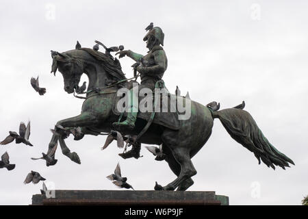 Monument au général San Martín et les armées de l'indépendance de la ville de Buenos Aires, entouré par les pigeons. Banque D'Images