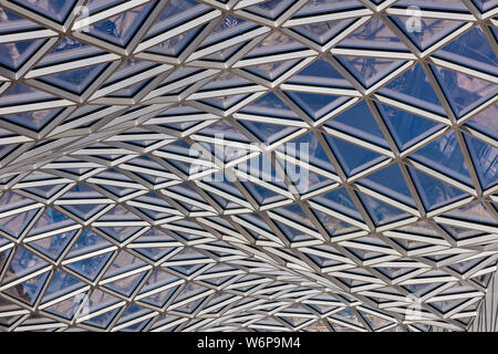 Toit ondulé au Westfield Shopping Centre dans l'ouest de Londres Banque D'Images