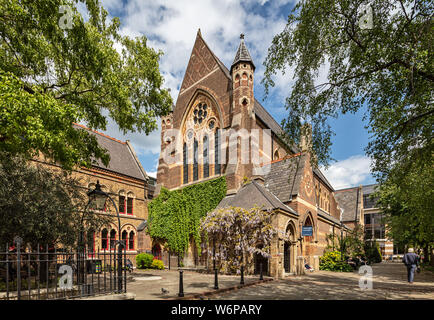 De l'église St Michael and all Angels, Shoreditch. L'église abrite aujourd'hui les locaux de Westland et compagnie ; antique et la construction de récupérateurs. Banque D'Images