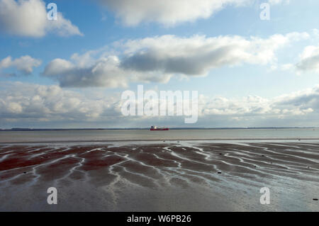 Marée basse avec sable visible à la Wester Schelde tandis qu'un tankership passe au-dessus de la rivière sur son chemin vers la mer en Zélande, Pays-Bas Banque D'Images