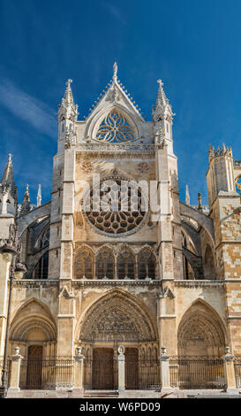 Gable, rosace à façade principale de la cathédrale de León, Castille et Leon, Espagne Banque D'Images