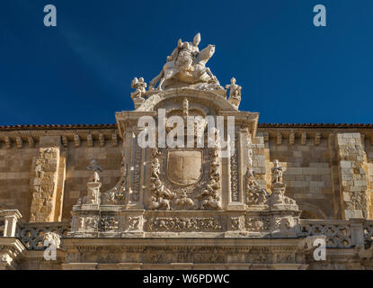 San Isidoro à cheval, grande protection sur la Puerta del Cordero (Porte de l'agneau) à la basilique de San Isidoro de León, Castille et Leon, Espagne Banque D'Images