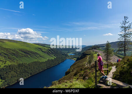 Donnant sur le lac depuis la Spinc marche à Glendalough, comté de Wicklow, Irlande Banque D'Images