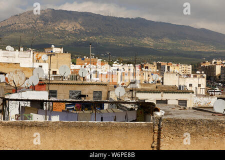 Vue générale depuis la rue de la vieille ville de Fez, Maroc, Afrique. Banque D'Images