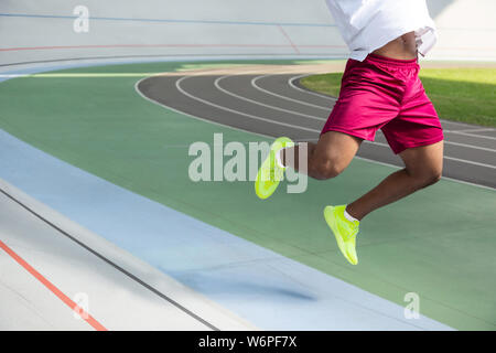 Les jambes d'un africain-américain de saut sportif en plein air Banque D'Images