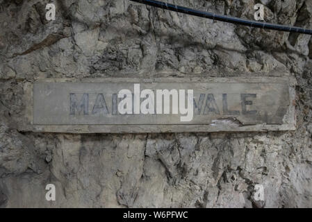 Gibraltar, Europe, mars 2016. Sous le rocher de Gibraltar se trouve la grande route du Nord, un système de tunnel qui a été construit dans la DEUXIÈME GUERRE MONDIALE qui se connecte à la 18e siècle Grand Siège de tunnels et de Fosse Way Tunnel. Pour contribuer à alimenter le domaine a été la centrale de Calpe et à la toute fin (Nord) de la Great North Road tunnel est l'HÔPITAL DE LA DEUXIÈME GUERRE MONDIALE. L'entrée est à Maida Vale, l'extérieur des noms de rue aux intersections sont mis en miroir sur un grand nombre de pièces à l'intérieur aussi bien. La route chemin voyages jusqu'aux trous de Calpe, une grande centrale électrique souterraine. Banque D'Images