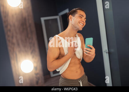 Bel homme joyeux de prendre photo de son corps Banque D'Images