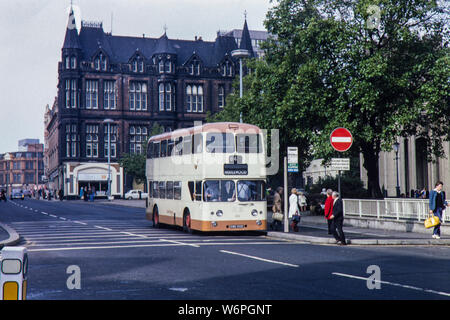 Leyland Atlantean Bus à deux étages exploités par Transports Yorkshire du Sud. Image prise dans la rue de l'Église et à l'extérieur de la cathédrale de Sheffield, le 28 septembre 1976 Banque D'Images