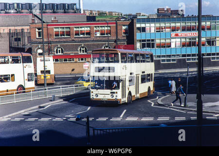 Leyland Atlantean Bus à deux étages exploités par Transports Yorkshire du Sud. Image prise au début des années 1980 dans le centre-ville de Sheffield et de l'échange Whitbread Brewery sur Bridge Street. Banque D'Images