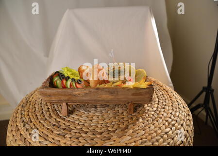 Panier plein d'aliments servant des repas avec des frites frites olives végétariens vegan lime concombre fast-food et des aliments malsains junk foods beauté pain Banque D'Images