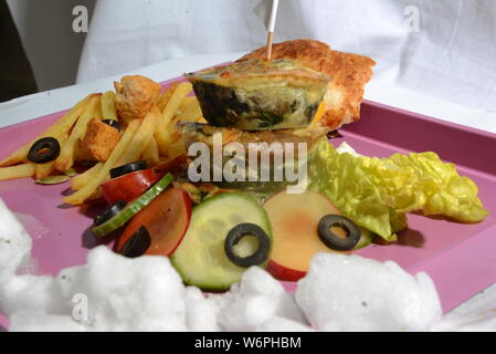 Panier plein d'aliments servant des repas avec des frites frites olives végétariens vegan lime concombre fast-food et des aliments malsains junk foods beauté pain Banque D'Images