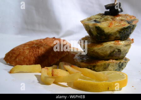 Panier plein d'aliments servant des repas avec des frites frites olives végétariens vegan lime concombre fast-food et des aliments malsains junk foods beauté pain Banque D'Images