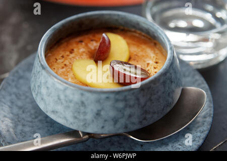 Kasha Guriev, cuisine russe dessert, cuit dans un four à bois et frit servi avec des fruits et des baies, close-up Banque D'Images