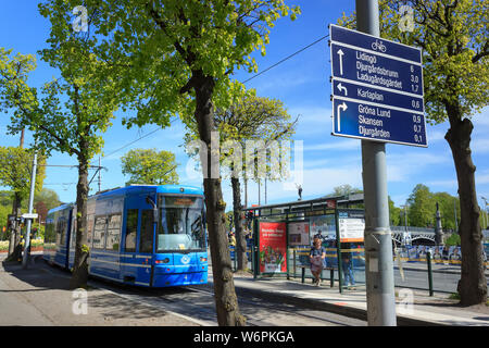 La ligne de tramway bleu SL (chemins de fer suédois) en route vers le centre de la capitale. (Östermalmstorg Djurgarden). STHLM, Suède. Banque D'Images